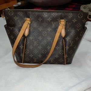 Authentic Louis Vuitton purse.Date code (FL1131) on left side pocket.